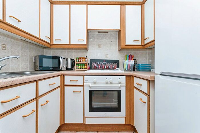 1 Bedroom Flat For Sale In Flintergill Court, Milton Keynes, Buckinghamshire, MK13