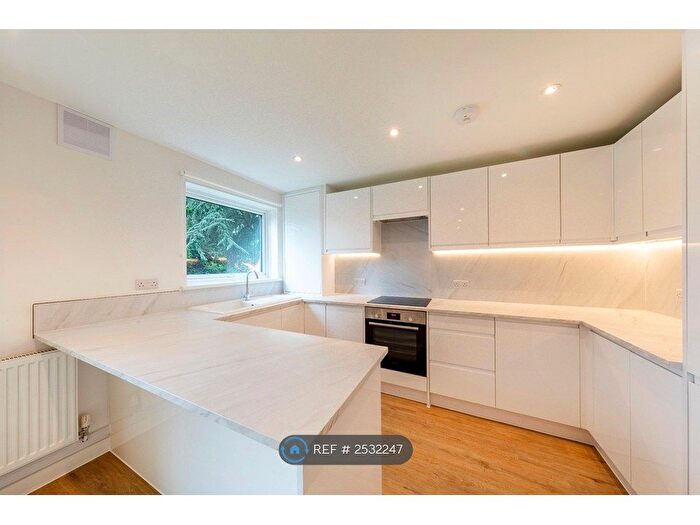 2 Bedroom Flat To Rent In Wren Court, Croydon, CR0
