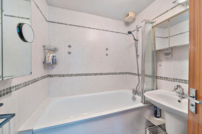 4 Bedroom Detached Bungalow For Sale In Waverley Road, Farnborough, GU14