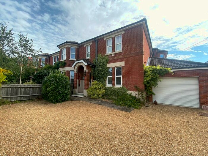2 Bedroom Flat To Rent In St. Marys Road, Netley Abbey, Southampton, SO31
