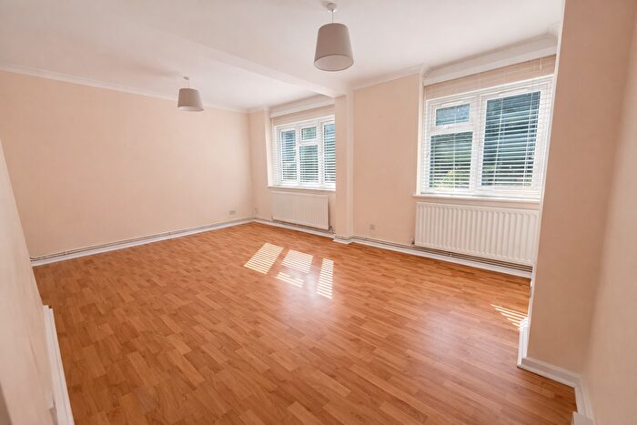 1 Bedroom Flat To Rent In Berkeley Court, Weybridge, KT13
