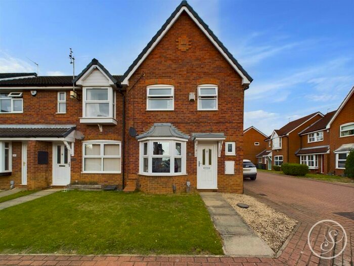 3 Bedroom Town House To Rent In Silkstone Court, Crossgates, Leeds, LS15