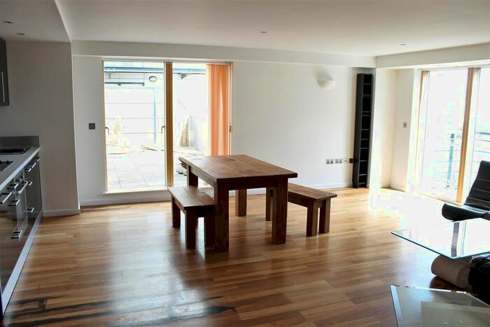 2 Bedroom Flat To Rent In Whitehall Waterfront, Riverside Way, Leeds, LS1