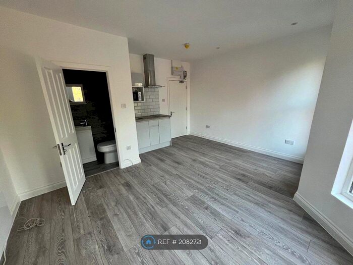 Studio To Rent In The Warren, Aldershot, GU11