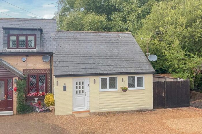 1 Bedroom Semi-Detached Bungalow For Sale In Woburn Rd, Hockliffe, LU7