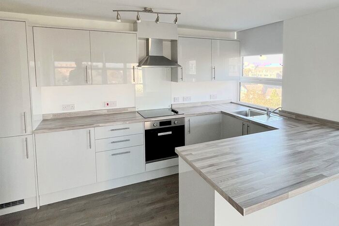 2 Bedroom Flat To Rent In Oldham Road, Manchester, M40