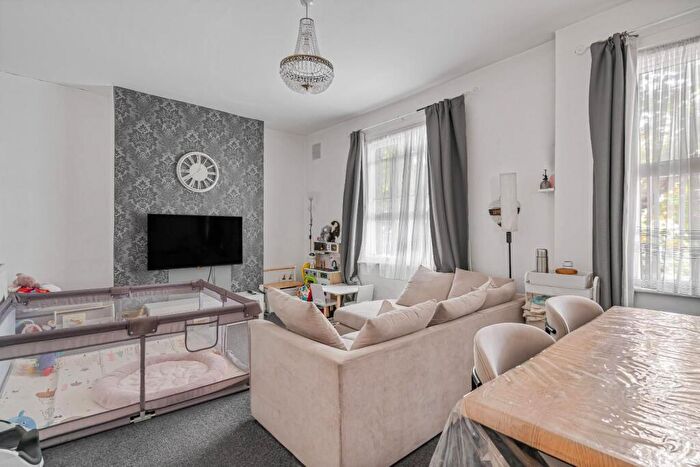 3 Bedroom Flat For Sale In Grosvenor Park, London, SE5