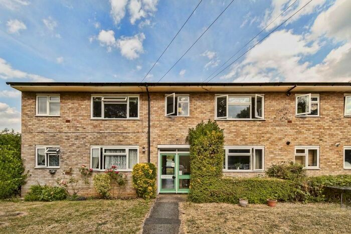 2 Bedroom Flat To Rent In Garson Road, Esher, KT10