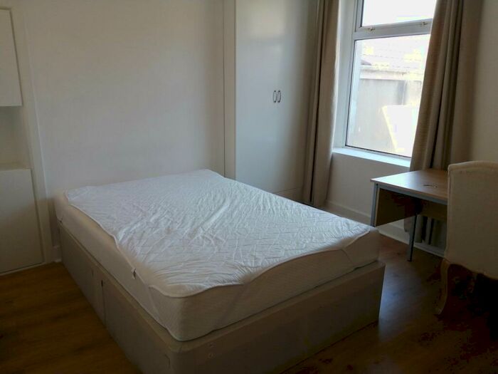 5 Bedroom House To Rent In St Helens Avenue, Brynmill, Swansea, SA1