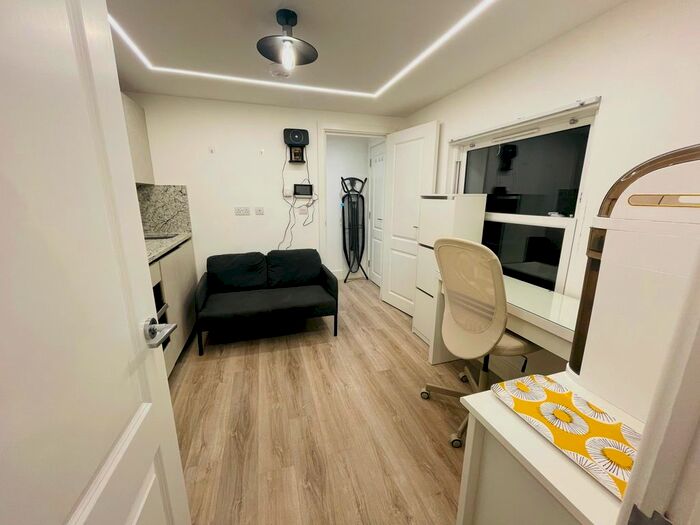 1 Bedroom Flat To Rent In Rita Road, London, SW8