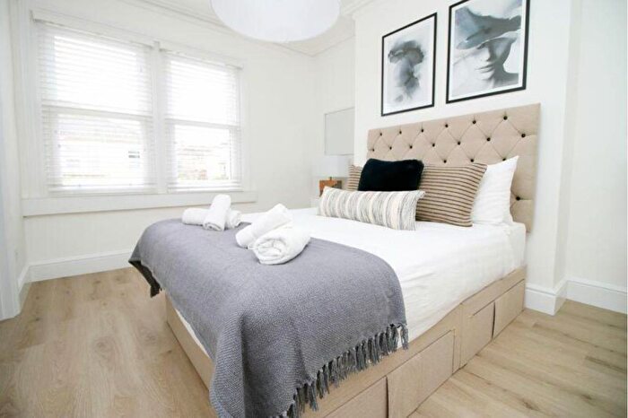 3 Bedroom Flat To Rent In Park Street, Mayfair, W1K
