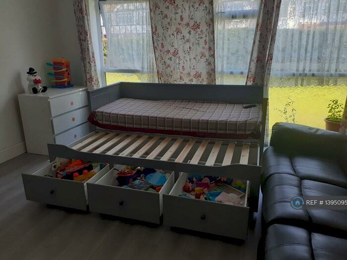 2 Bedroom Flat To Rent In Poplar Way, Ilford, IG6