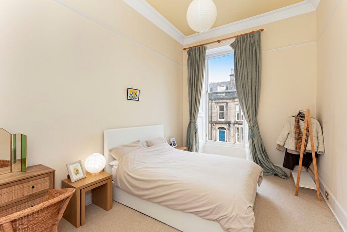 2 Bedroom Flat For Sale In / Coates Gardens, Haymarket, Edinburgh, EH12