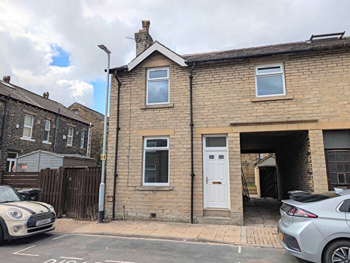 3 Bedroom End Of Terrace House For Sale In George Street, Hipperholme, HX3