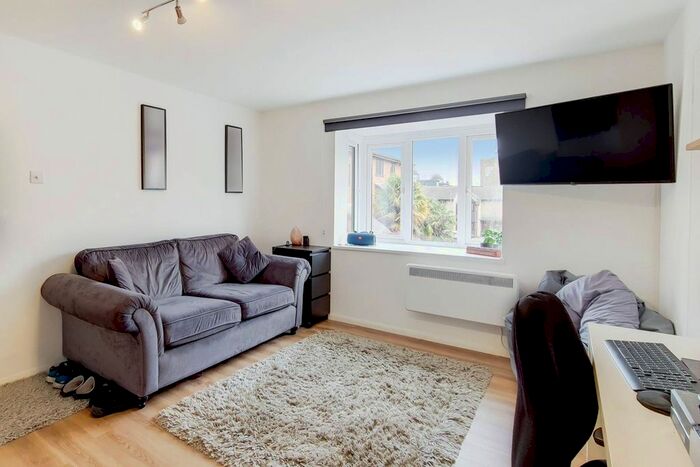 1 Bedroom Flat To Rent In Bowman Mews, Southfields, London, SW18