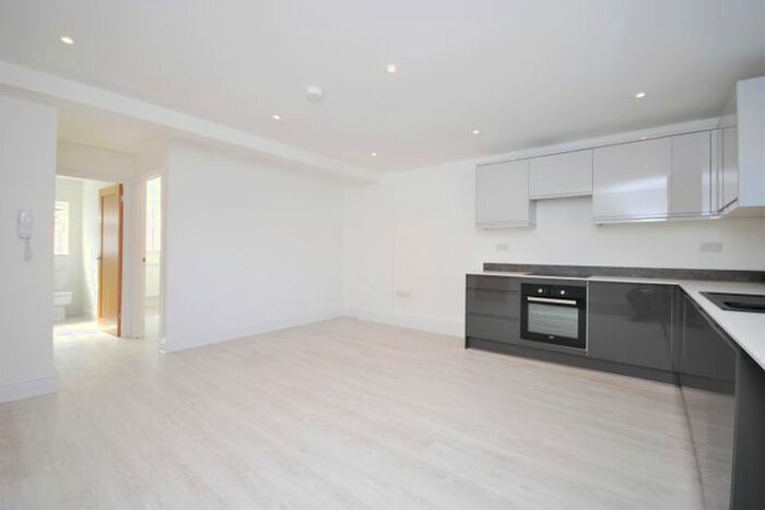 1 Bedroom Flat To Rent In The Parade, Dog Kennel Hill, London, SE22