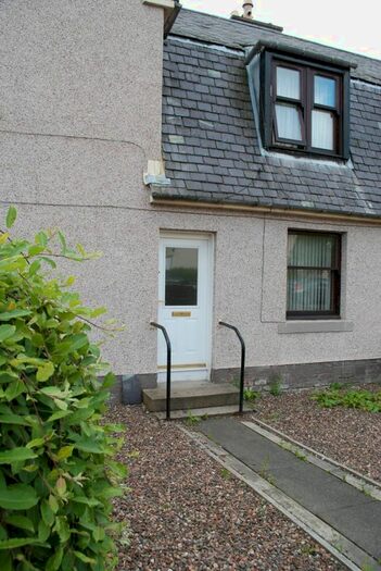 3 Bedroom Flat To Rent In Carlops Avenue, Penicuik, EH26