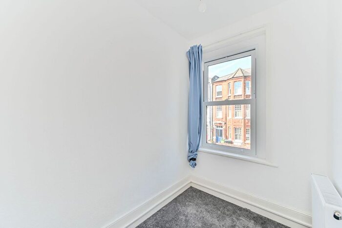 4 Bedroom Flat To Rent In Hackford Road, Oval, London, SW9
