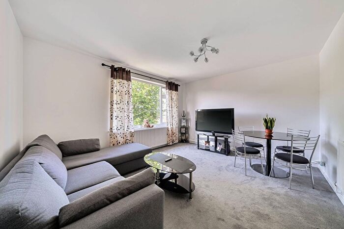 2 Bedroom Flat To Rent In St Asaph Road, Nunhead, London, SE4