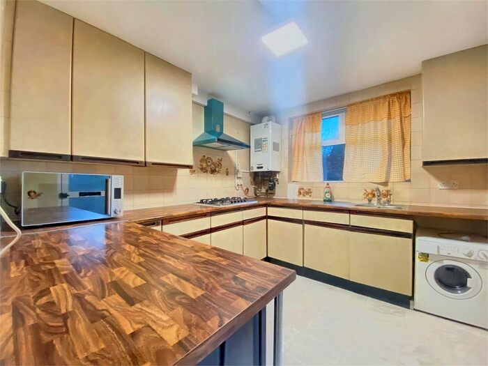 Studio To Rent In Ryefield Avenue, Uxbridge, Middlesex UB10