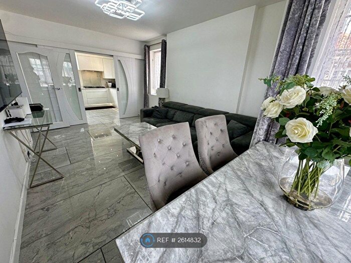3 Bedroom Flat To Rent In Linden Court, London, W12
