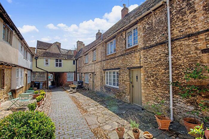 1 Bedroom Cottage For Sale In George Yard, Burford, OX18