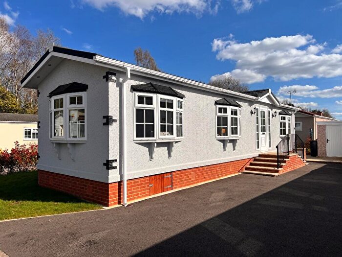 1 Bedroom Park Home For Sale In Fifth Avenue, Holly Lodge, Tadworth, Surrey, KT20
