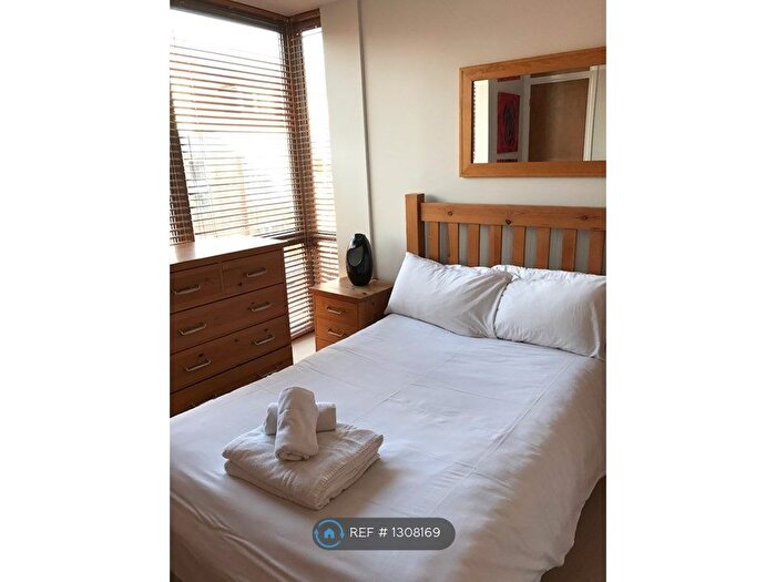 2 Bedroom Flat To Rent In Pelican House, Newbury, RG14