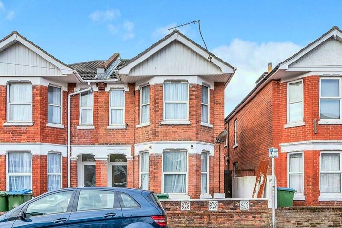 5 Bedroom Semi-Detached House To Rent In Harborough Road, Southampton, Hampshire, SO15