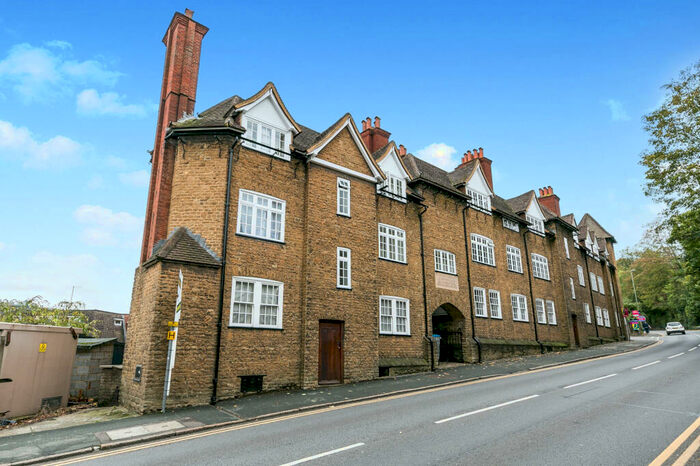 Apartment To Rent In Portsmouth Road, Guildford, GU2