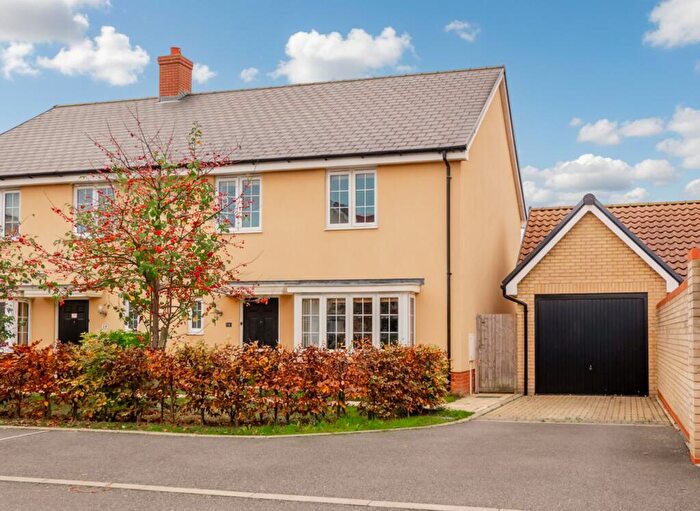 4 Bedroom Semi Detached House For Sale In William Gardens, Rochford, SS4