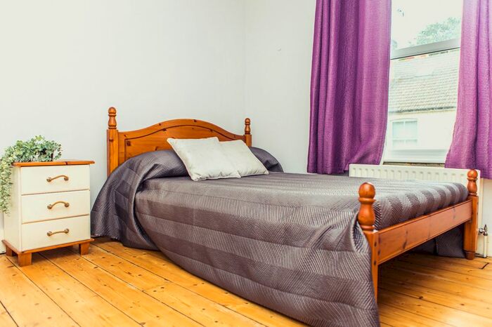 5 Bedroom Semi-Detached House To Rent In Gardner Road, Guildford, GU1