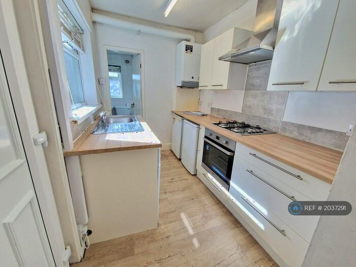 2 Bedroom Flat To Rent In Swalwell, Tyne And Wear, NE16