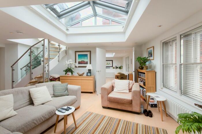 2 Bedroom Flat To Rent In Catherine Street, London, WC2B