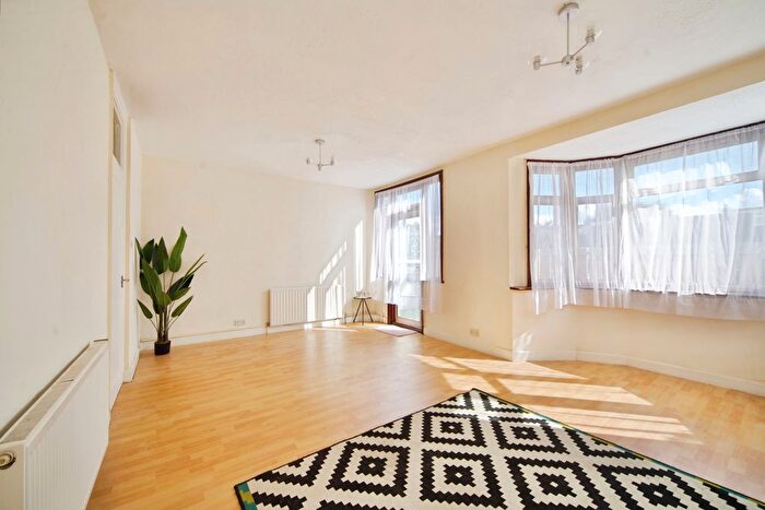 3 Bedroom Flat To Rent In Billet Road, London, E17