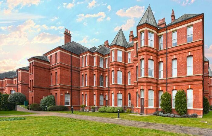 3 Bedroom Flat To Rent In Brandesbury Square, Woodford Green, IG8