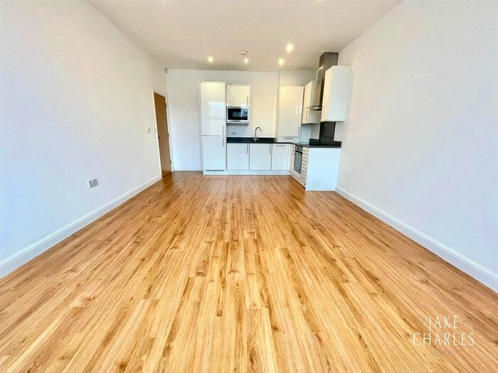 1 Bedroom Flat To Rent In Soothouse Spring, Woodland Court, St. Albans, AL3