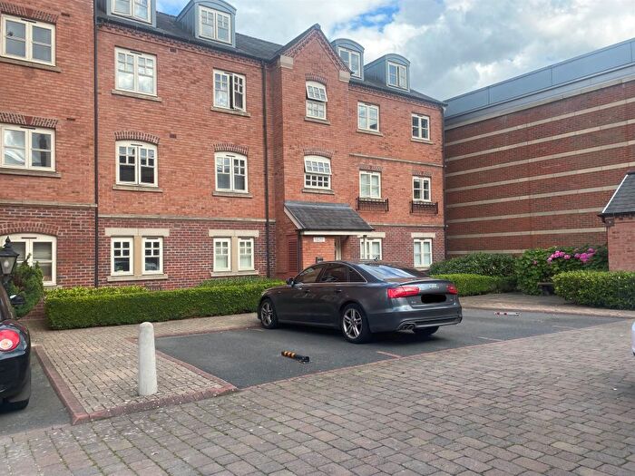 2 Bedroom Flat For Sale In Friar Court, Worcester, WR1