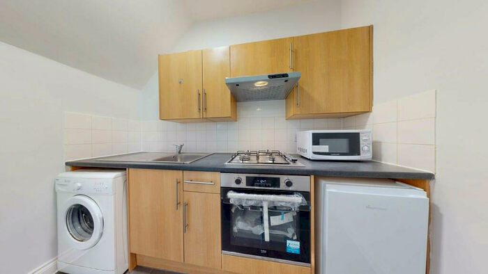 Apartment To Rent In Mount View Road, London, N4