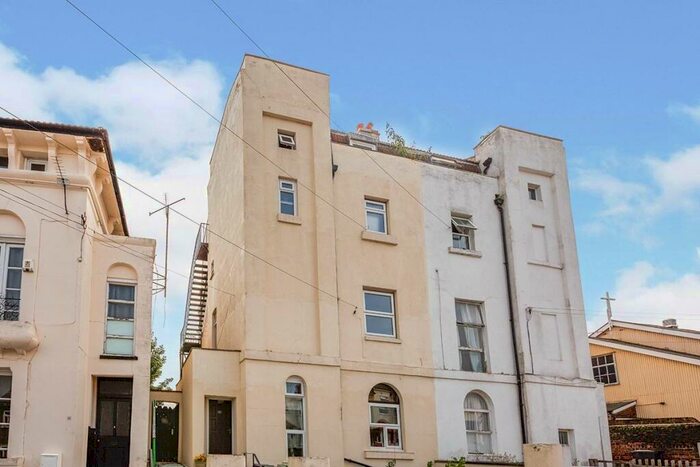 1 Bedroom Flat To Rent In B Pier Road, Northfleet, Gravesend, Kent, DA11