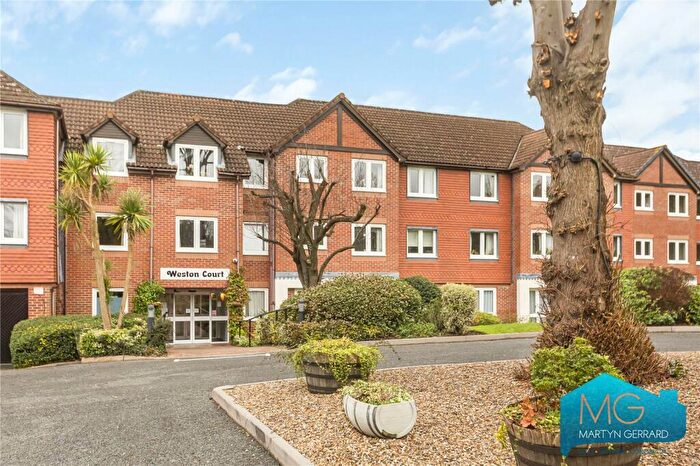 2 Bedroom Apartment For Sale In Farnham Close, London, N20