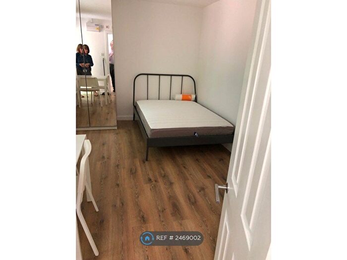 Studio To Rent In Bowes Road, London, N13