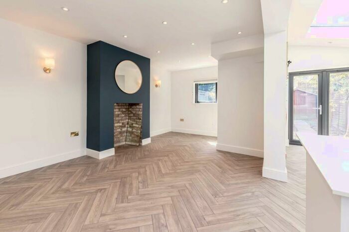 2 Bedroom Flat To Rent In Midmoor Road, Balham, SW12