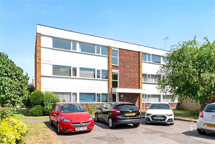 2 Bedroom Apartment For Sale In Hazelbank Court, Chertsey, Surrey, KT16