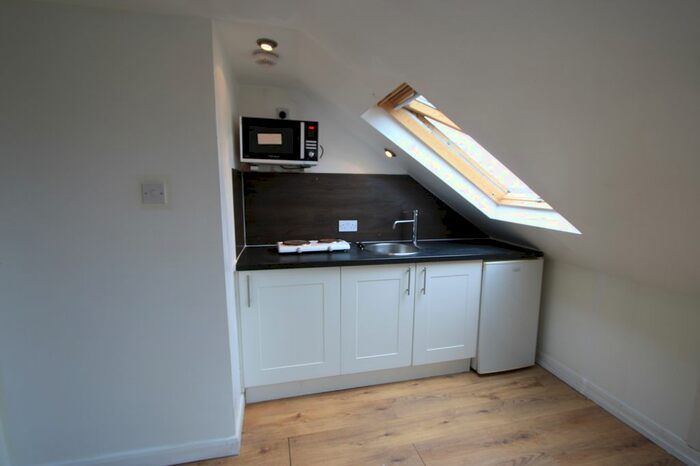 Studio To Rent In Lymington Close, London, SW16