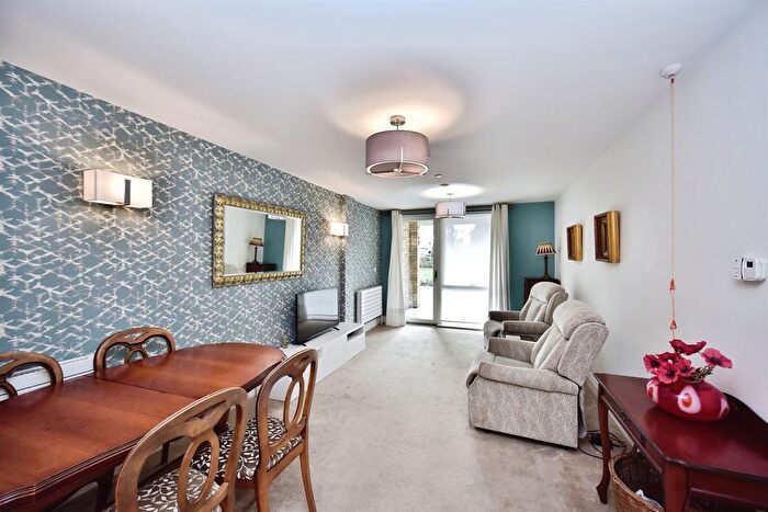 2 Bedroom Flat For Sale In The Orpines, Wateringbury, Maidstone, ME18