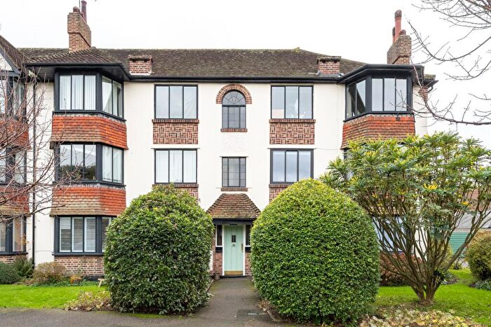 2 Bedroom Flat For Sale In Forest Court, Wanstead, E11