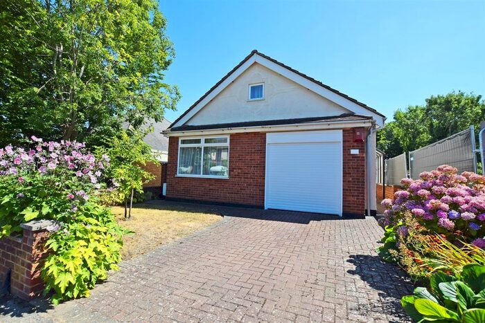 3 Bedroom Chalet To Rent In Edwin Road, Rainham, Gillingham, ME8