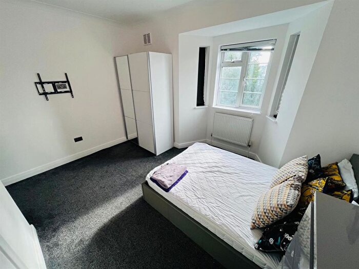 3 Bedroom Flat To Rent In Warwick Lodge, London, NW2