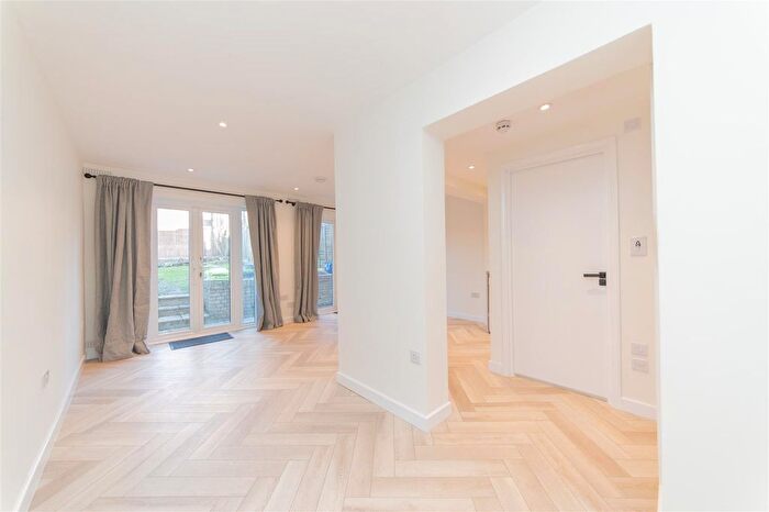 Studio To Rent In Dollis Road, London, N3